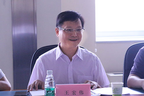 随后,中国残联领导和中央媒体前往假肢矫形部,儿童pt科,听力语言科