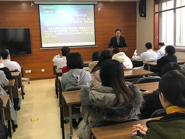 会上,刘丽旭代表中康教师发言,强调作为康复工作者要心怀"善"念,既