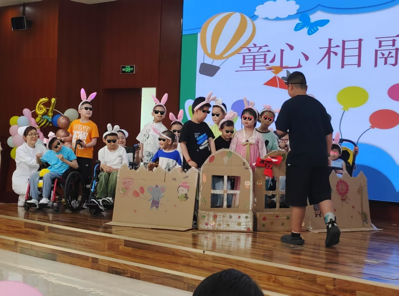 图片包含 人, 人们, 站, 一群

AI 生成的内容可能不正确。